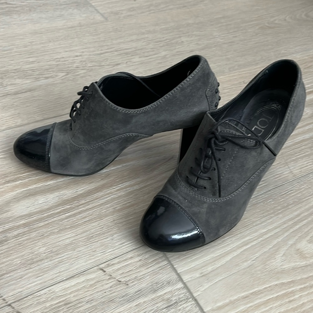 Tod’s lace up pumps